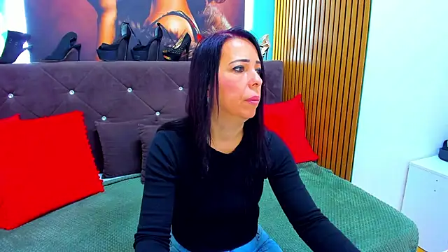 Snapshot of LauraSin chatting on 05-13-26, 03:26 LauraSin online show from 05-13-26, 03:26