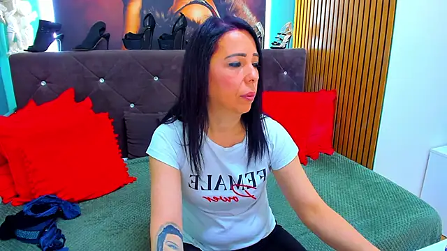Snapshot of LauraSin chatting on 05-25-26, 03:01 LauraSin online show from 05-25-26, 03:01