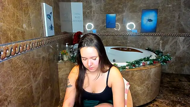 Snapshot of Mira_Karter chatting on 01-08-25, 04:55 Mira Karter online show from 01-08-25, 04:55