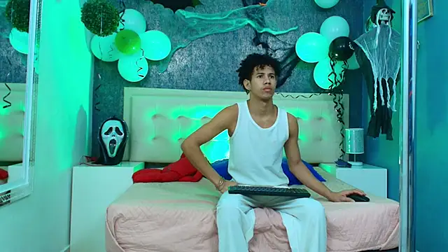 Snapshot of Erick_Zhimerman chatting on 10-27-25, 03:54 Erick Zhimerman online show from 10-27-25, 03:54