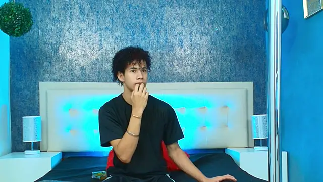 Snapshot of Erick_Zhimerman chatting on 11-05-25, 04:01 Erick Zhimerman online show from 11-05-25, 04:01