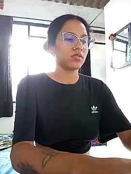 Snapshot of Karii-R chatting on 10-18-25, 04:19 Karii-R online show from 10-18-25, 04:19