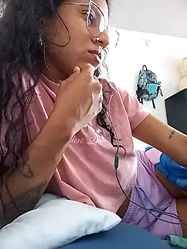 Snapshot of Karii-R chatting on 11-10-25, 01:21 Karii-R online show from 11-10-25, 01:21