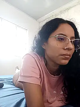 Snapshot of Karii-R chatting on 12-01-25, 01:27 Karii-R online show from 12-01-25, 01:27