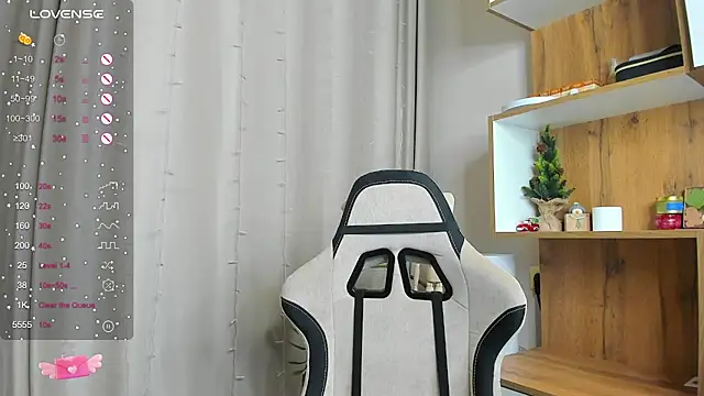 Snapshot of Fairyy_Moon chatting on 01-24-25, 04:39 Fairyy Moon online show from 01-24-25, 04:39