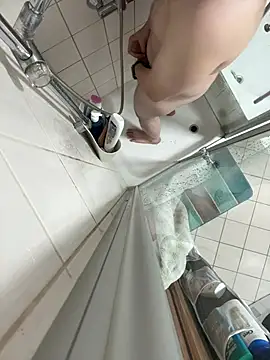 Snapshot of kareem0010 chatting on 02-08-25, 06:33 kareem0010 online show from 02-08-25, 06:33