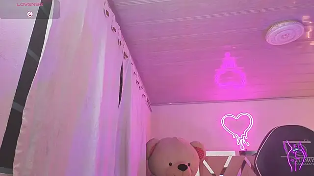 Snapshot of Laylafoxy_tay chatting on 12-22-25, 03:25 Laylafoxy tay online show from 12-22-25, 03:25