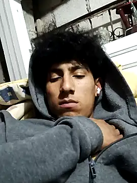 Snapshot of alexander32r chatting on 10-25-25, 03:03 alexander32r online show from 10-25-25, 03:03