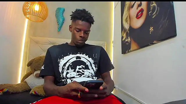 Snapshot of royce_ebony chatting on 10-30-25, 02:35 royce ebony online show from 10-30-25, 02:35