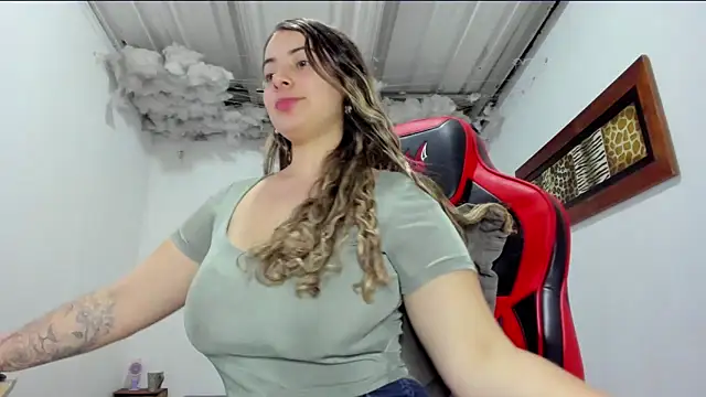 Snapshot of Lauu_G chatting on 12-22-25, 04:31 Lauu G online show from 12-22-25, 04:31