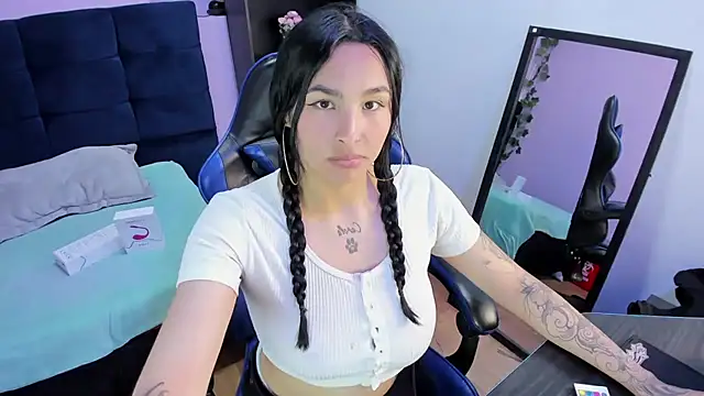 ChloeeTompson  online show from 10-22-25, 12:22