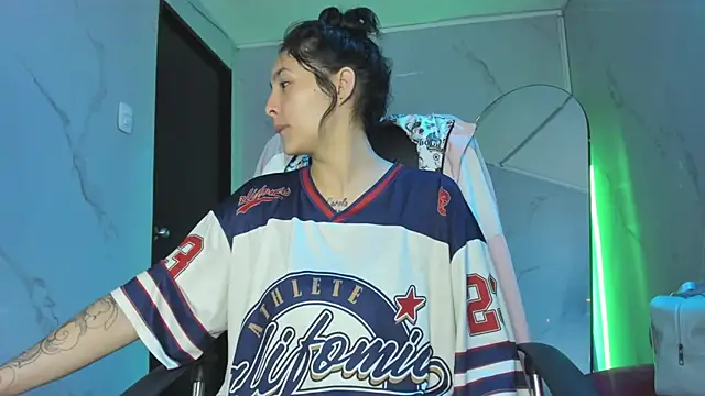 ChloeeTompson  online show from 11-22-25, 02:43