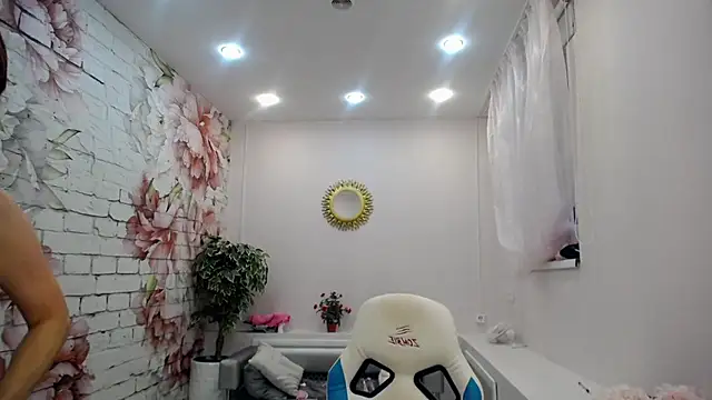 Snapshot of Cutie_Asya chatting on 10-13-25, 04:45 Cutie Asya online show from 10-13-25, 04:45