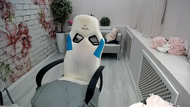 Snapshot of Cutie_Asya chatting on 10-16-25, 04:24 Cutie Asya online show from 10-16-25, 04:24