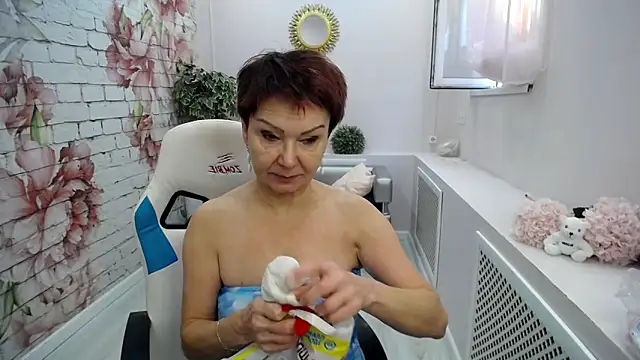 Snapshot of Cutie_Asya chatting on 10-22-25, 04:24 Cutie Asya online show from 10-22-25, 04:24