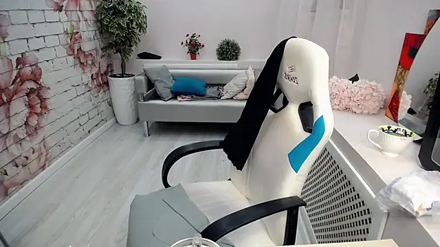 Snapshot of Cutie_Asya chatting on 12-04-25, 04:33 Cutie Asya online show from 12-04-25, 04:33