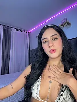 Snapshot of Amiirra_ chatting on 12-18-25, 03:56 Amiirra online show from 12-18-25, 03:56