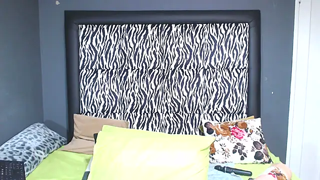 Snapshot of KinkyTall85 chatting on 03-19-25, 10:00 KinkyTall85 online show from 03-19-25, 10:00