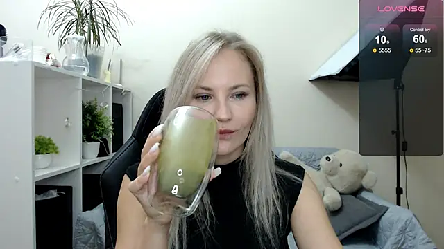 Snapshot of Sunny_bunny6 chatting on 09-22-25, 04:58 Sunny bunny6 online show from 09-22-25, 04:58