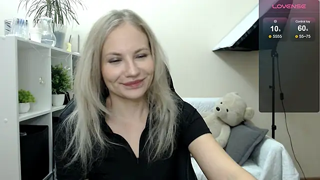 Snapshot of Sunny_bunny6 chatting on 10-15-25, 02:44 Sunny bunny6 online show from 10-15-25, 02:44