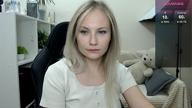 Snapshot of Sunny_bunny6 chatting on 10-24-25, 02:19 Sunny bunny6 online show from 10-24-25, 02:19