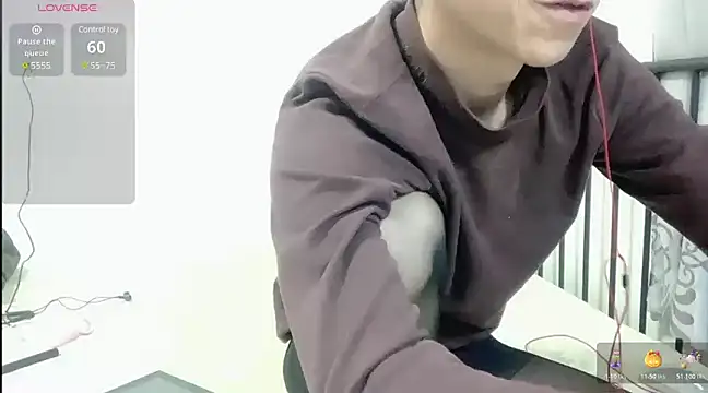 Snapshot of TGH521 chatting on 12-28-24, 09:51 TGH521 online show from 12-28-24, 09:51