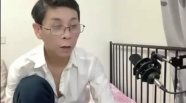 Snapshot of TGH521 chatting on 01-10-25, 04:12 TGH521 online show from 01-10-25, 04:12