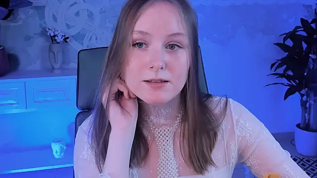 Snapshot of VivienLeeigh chatting on 02-08-25, 12:06 VivienLeeigh online show from 02-08-25, 12:06