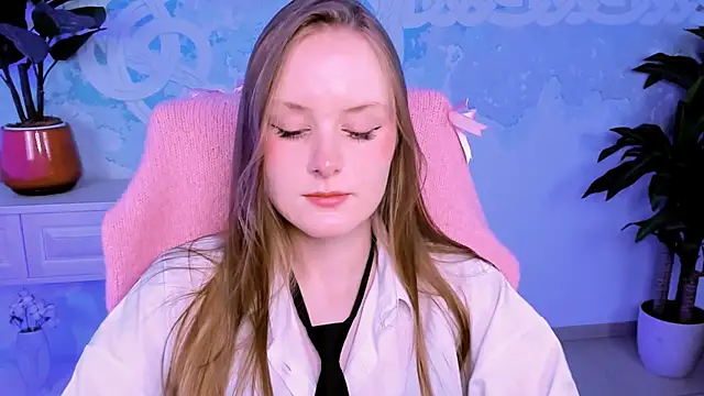 Snapshot of VivienLeeigh chatting on 10-13-25, 01:44 VivienLeeigh online show from 10-13-25, 01:44