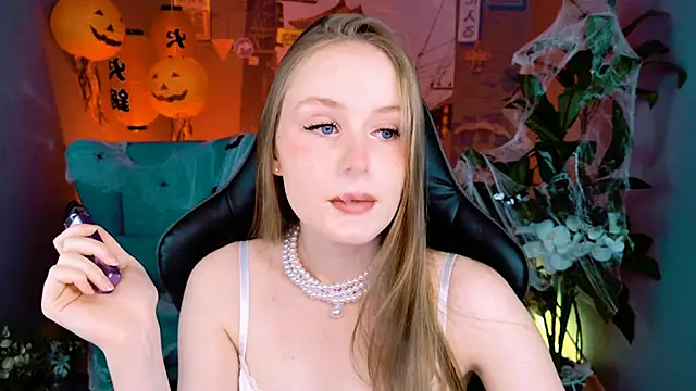 Snapshot of VivienLeeigh chatting on 10-19-25, 09:43 VivienLeeigh online show from 10-19-25, 09:43