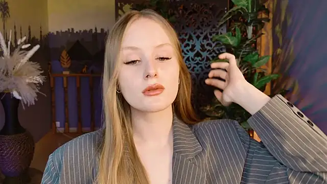 Snapshot of VivienLeeigh chatting on 11-28-25, 01:14 VivienLeeigh online show from 11-28-25, 01:14