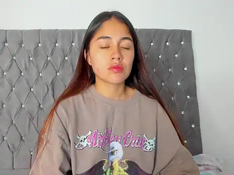 Snapshot of AriaMontgomery chatting on 09-13-25, 02:33 AriaMontgomery online show from 09-13-25, 02:33