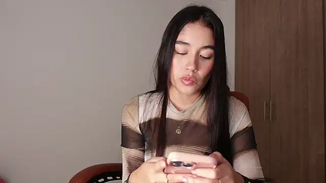 Snapshot of AriaMontgomery chatting on 11-17-25, 01:33 AriaMontgomery online show from 11-17-25, 01:33