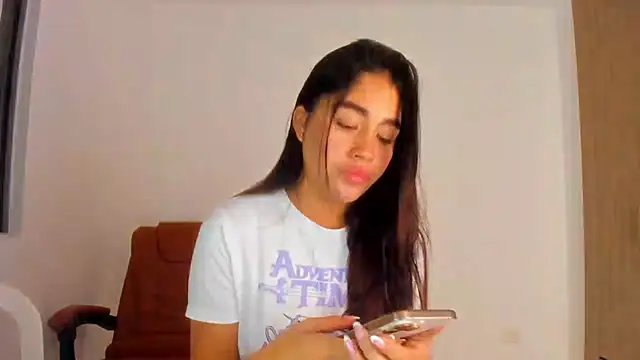 Snapshot of AriaMontgomery chatting on 03-18-26, 04:04 AriaMontgomery online show from 03-18-26, 04:04