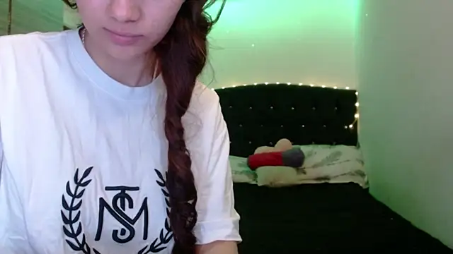 Snapshot of holy_juli chatting on 05-25-26, 04:07 holy juli online show from 05-25-26, 04:07