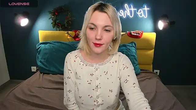 Snapshot of Fluffy_Monica chatting on 01-08-25, 01:00 Fluffy Monica online show from 01-08-25, 01:00