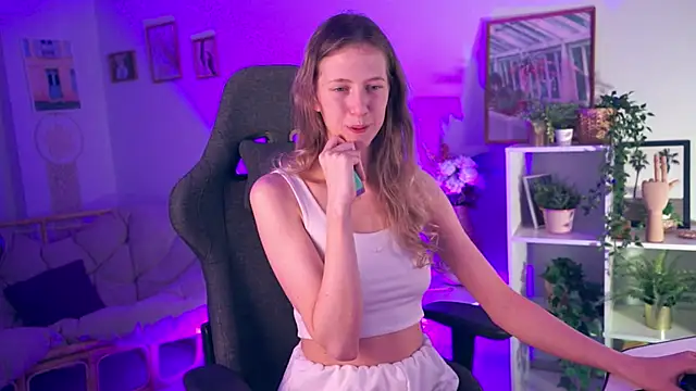 Snapshot of Sharon_Evansi chatting on 12-18-24, 03:33 Sharon Evansi online show from 12-18-24, 03:33