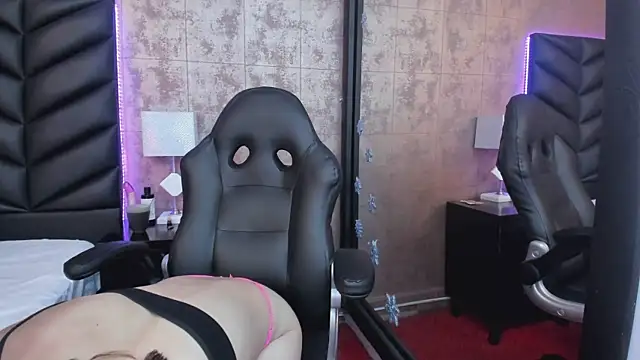 Snapshot of HazelMoret chatting on 01-15-25, 05:26 HazelMoret online show from 01-15-25, 05:26