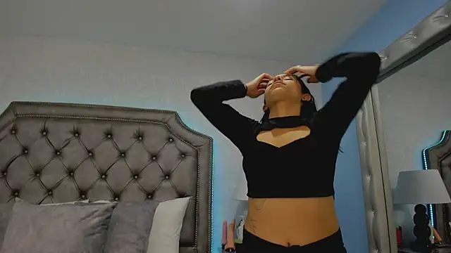 Snapshot of HazelMoret chatting on 09-11-25, 11:43 HazelMoret online show from 09-11-25, 11:43