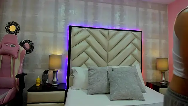 Snapshot of HazelMoret chatting on 09-17-25, 11:34 HazelMoret online show from 09-17-25, 11:34