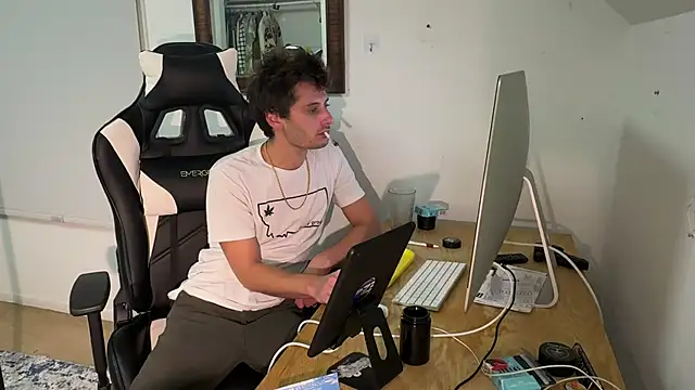 Snapshot of Dylansd chatting on 12-19-24, 12:34 Dylansd online show from 12-19-24, 12:34