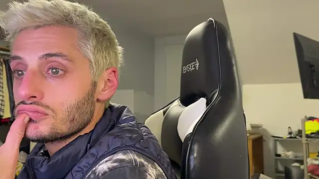 Snapshot of Dylansd chatting on 01-09-25, 04:52 Dylansd online show from 01-09-25, 04:52