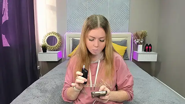 Snapshot of BettyBloom69 chatting on 09-17-25, 04:47 BettyBloom69 online show from 09-17-25, 04:47