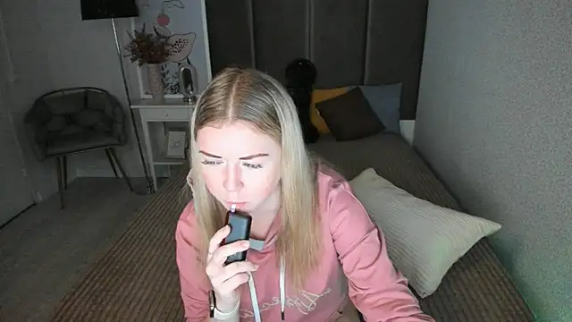 Snapshot of BettyBloom69 chatting on 11-19-25, 04:45 BettyBloom69 online show from 11-19-25, 04:45