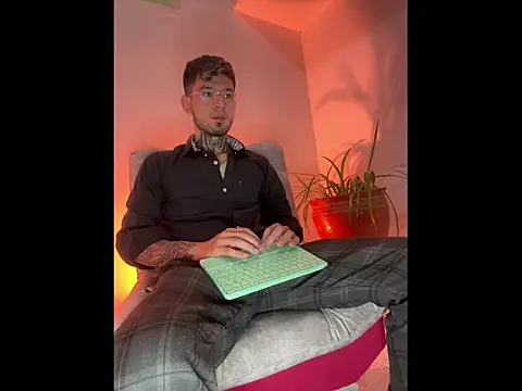 Anthony-Martin online show from 11-04-25, 01:21