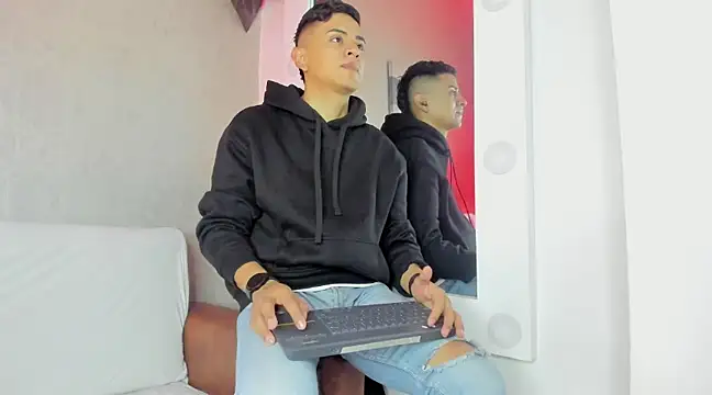 Snapshot of Lucii_fer_ chatting on 02-23-25, 11:44 Lucii fer online show from 02-23-25, 11:44