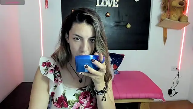 Snapshot of queen-natty chatting on 12-24-24, 04:22 queen-natty online show from 12-24-24, 04:22