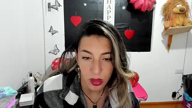 Snapshot of queen-natty chatting on 02-21-25, 03:56 queen-natty online show from 02-21-25, 03:56