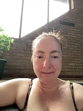 Snapshot of LouiseTswing chatting on 12-09-24, 01:55 LouiseTswing online show from 12-09-24, 01:55