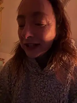 Snapshot of LouiseTswing chatting on 12-11-24, 04:20 LouiseTswing online show from 12-11-24, 04:20